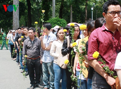 Vietnamese people at home and abroad and world leaders pay  tribute to General Giap - ảnh 3